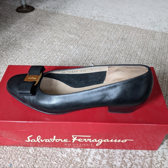 Salvatore Ferragamo Vara Pump - Picture 6 of 9